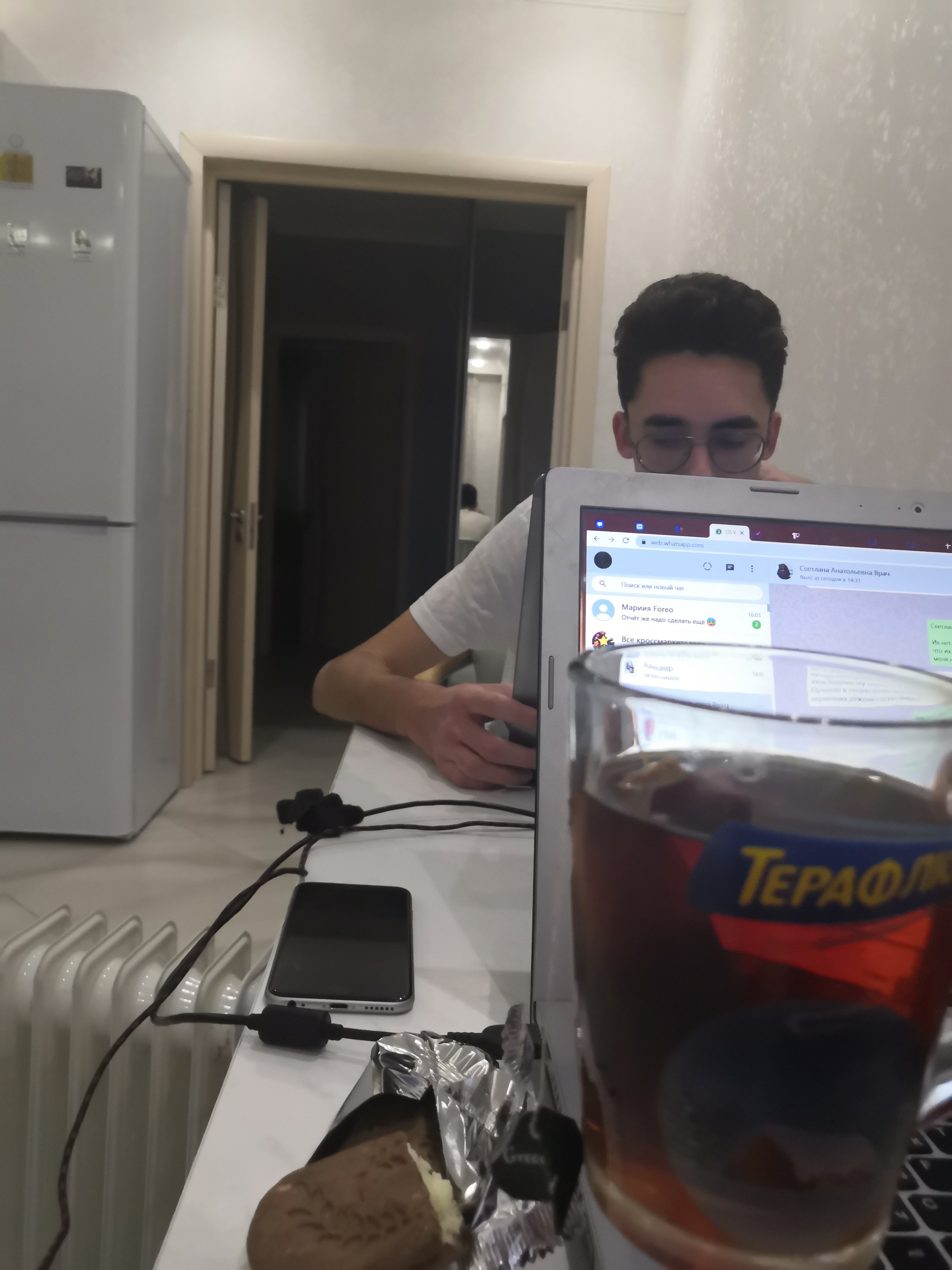 Tim grinding cold DMs in a small Moscow apartment, 2020